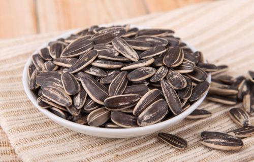 瓜哥喜欢吃瓜子吗视频,揭秘瓜哥的瓜子喜好之谜