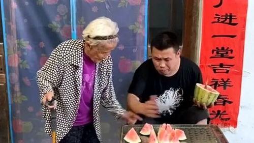 孙子给老奶奶吃瓜的视频,给老奶奶送瓜，传承孝道温情