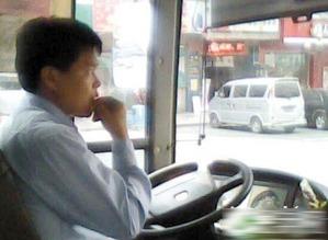 吃瓜歹徒开车门视频,惊险瞬间！吃瓜歹徒开车门险酿车祸